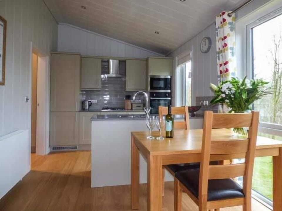 Cottage | Private kitchen | Stovetop, dishwasher, cookware/dishes/utensils