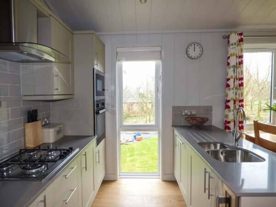 Cottage | Private kitchen | Stovetop, dishwasher, cookware/dishes/utensils