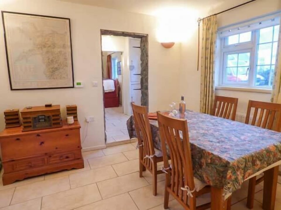 Cottage | Dining