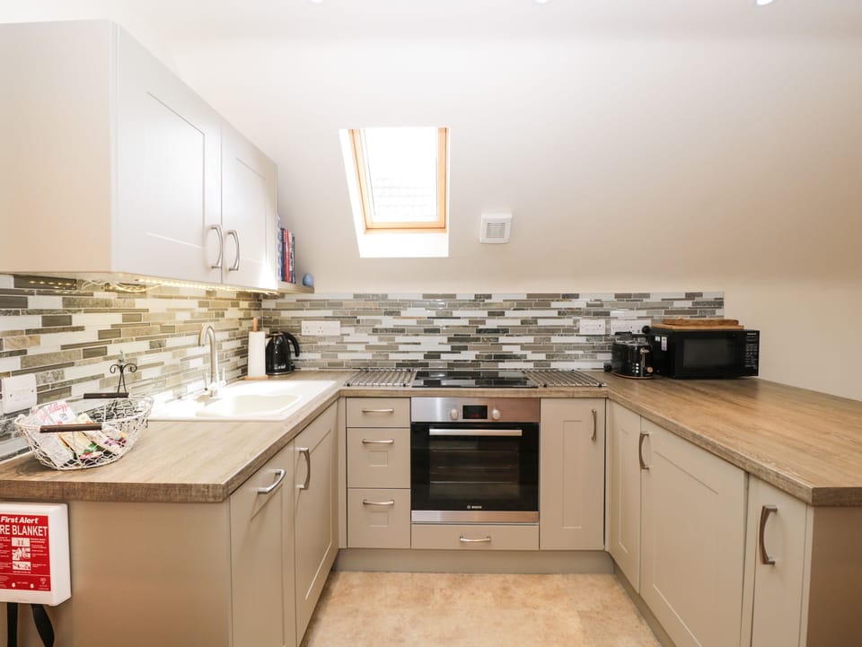 Cottage | Private kitchen | Dishwasher, highchair, cookware/dishes/utensils