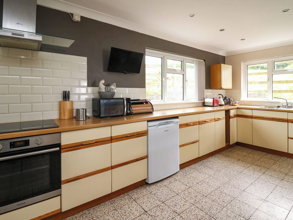 Cottage | Private kitchen | Fridge, microwave, stovetop, dishwasher