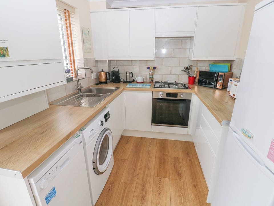 Cottage | Private kitchen | Microwave, stovetop, dishwasher, highchair