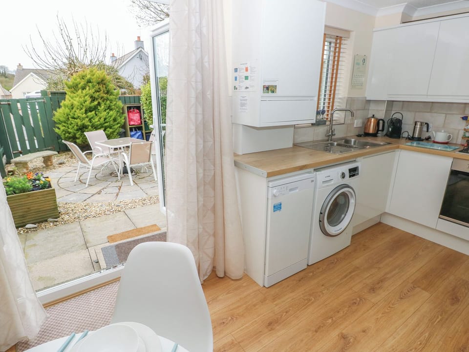 Cottage | Private kitchen | Microwave, stovetop, dishwasher, highchair