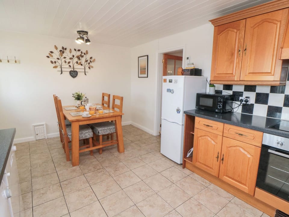 Cottage | Private kitchen | Dishwasher, highchair, cookware/dishes/utensils