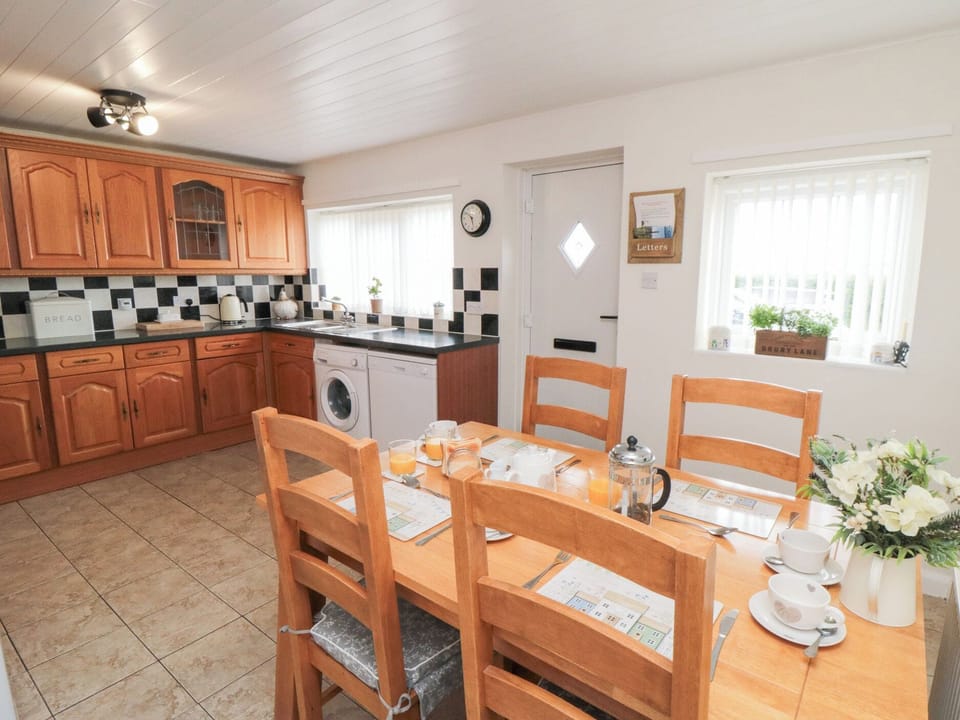 Cottage | Dining
