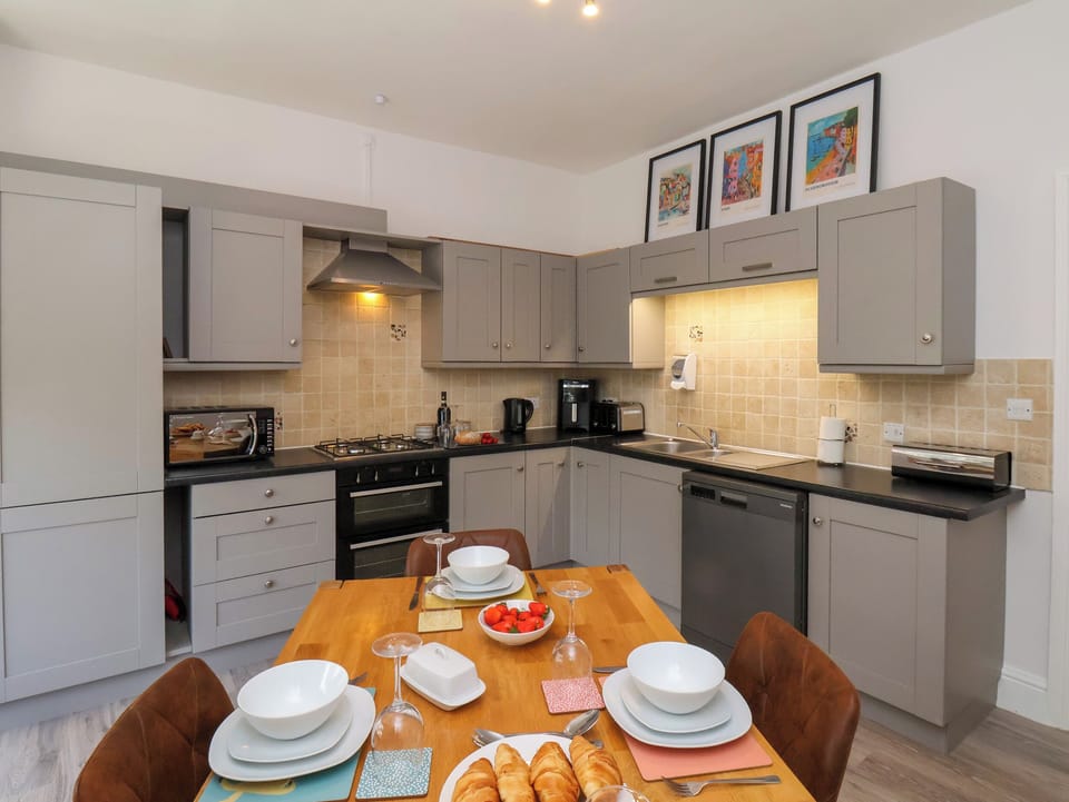 Cottage | Private kitchen | Fridge, microwave, dishwasher, highchair