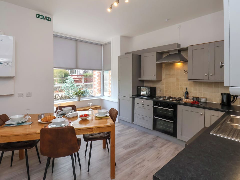 Cottage | Private kitchen | Fridge, microwave, dishwasher, highchair