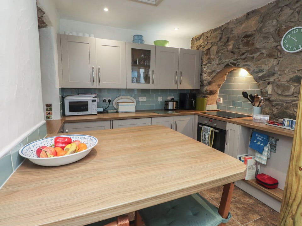 Cottage | Private kitchen | Fridge, microwave, stovetop, dishwasher