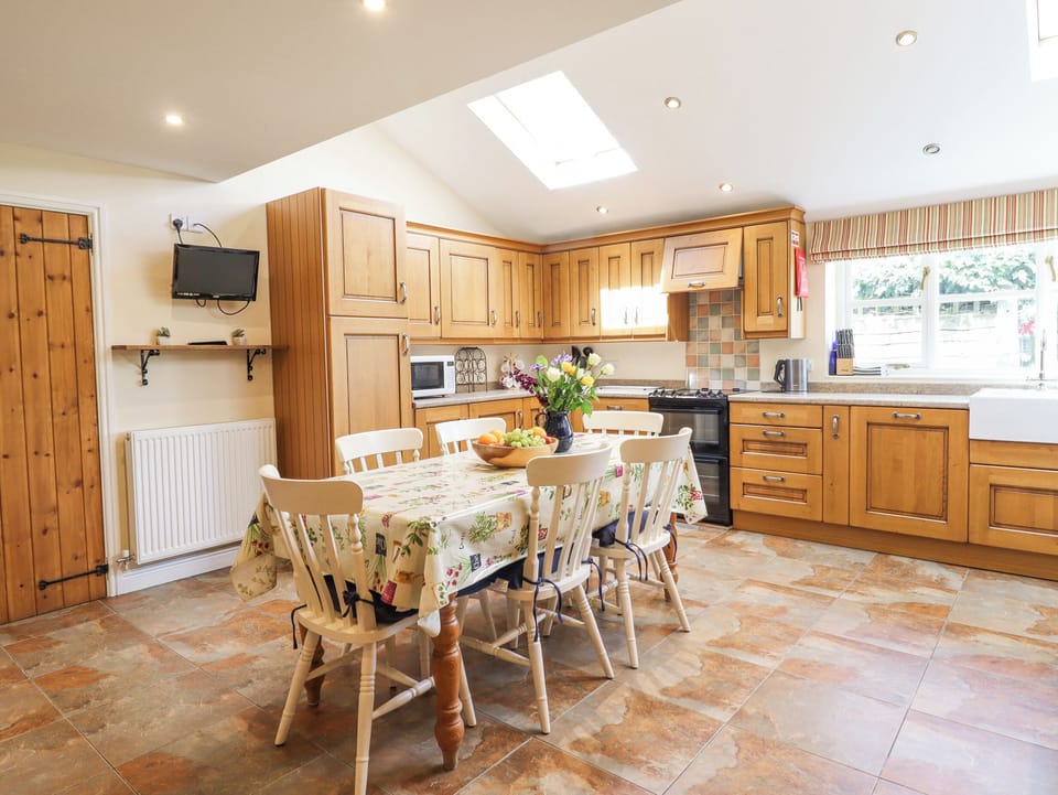 Cottage | Private kitchen | Microwave, stovetop, dishwasher, cookware/dishes/utensils