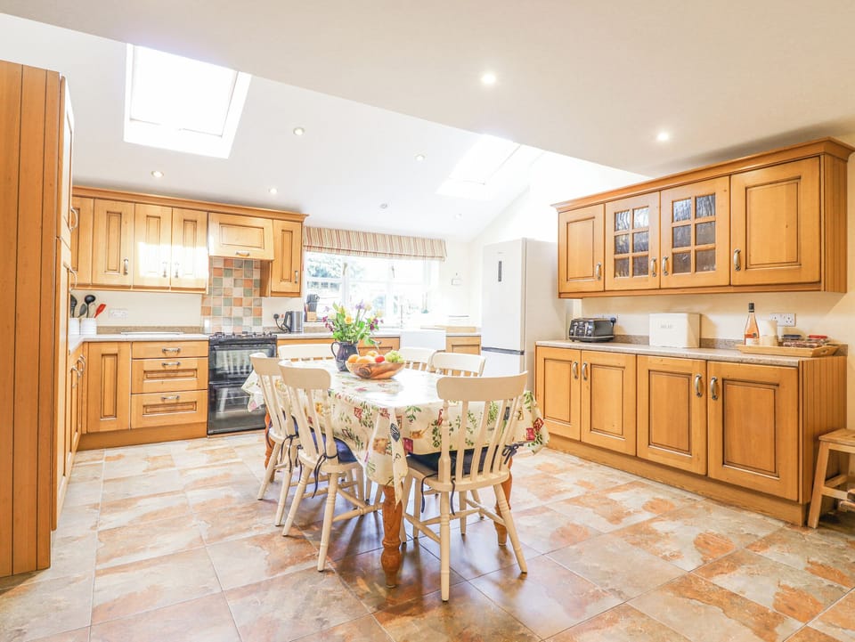 Cottage | Private kitchen | Microwave, stovetop, dishwasher, cookware/dishes/utensils