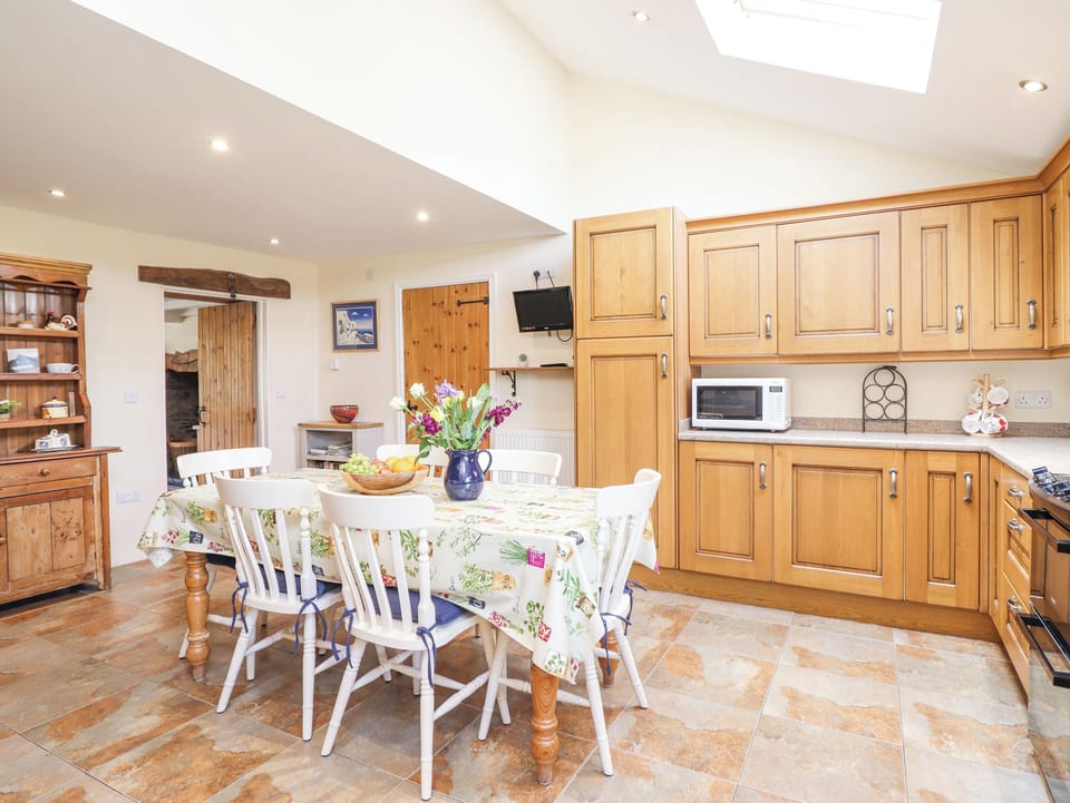 Cottage | Dining