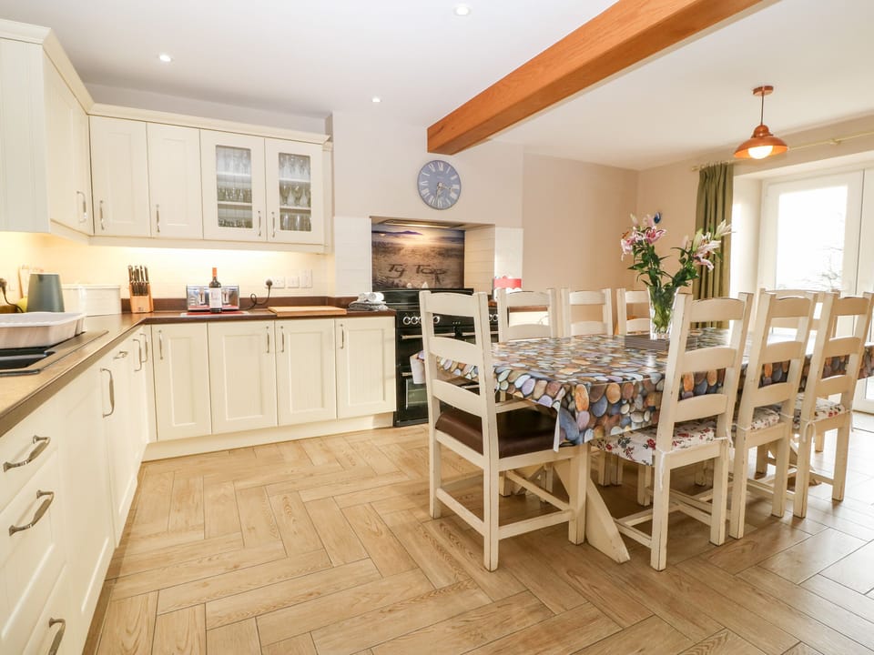 Cottage | Private kitchen | Fridge, microwave, stovetop, dishwasher