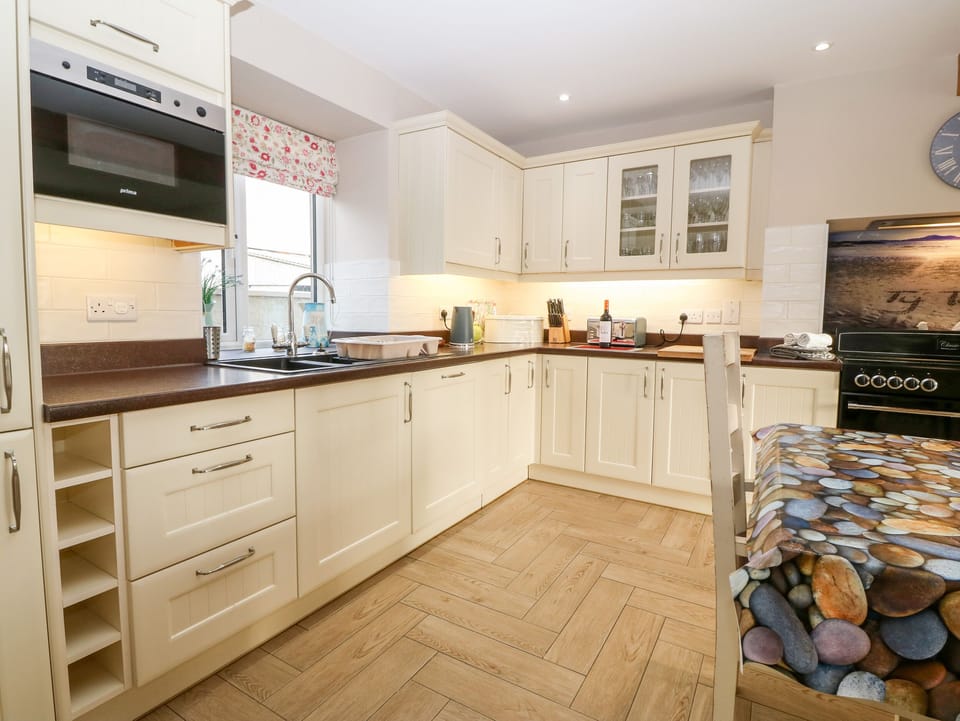 Cottage | Private kitchen | Fridge, microwave, stovetop, dishwasher