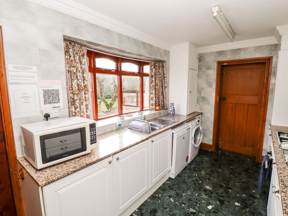 Cottage | Private kitchen | Fridge, microwave, stovetop, dishwasher