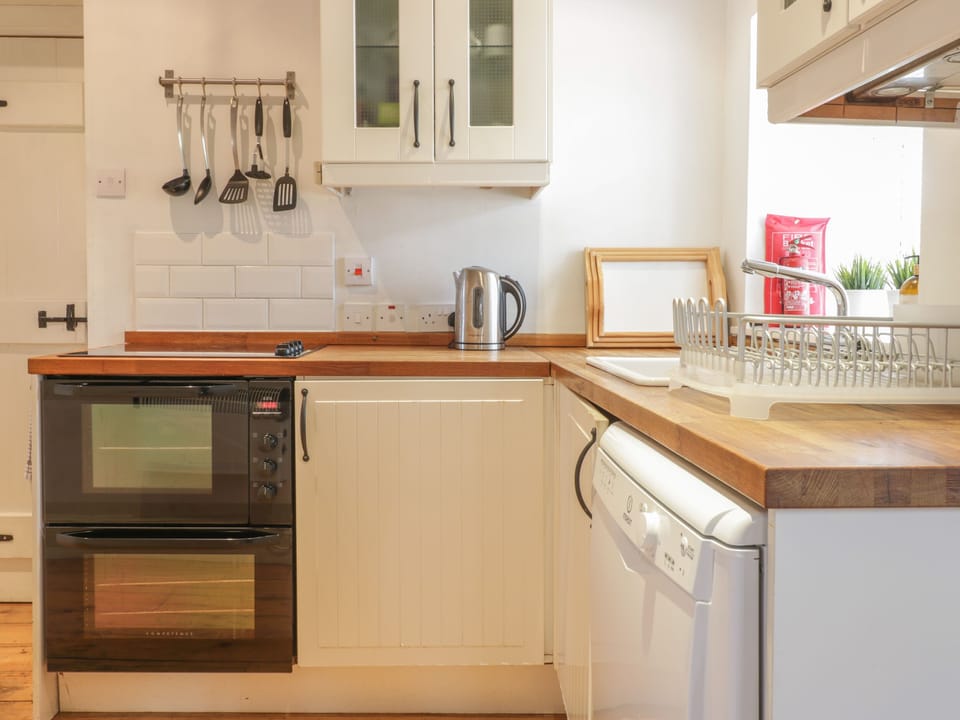 Cottage | Private kitchen | Dishwasher, highchair, cookware/dishes/utensils