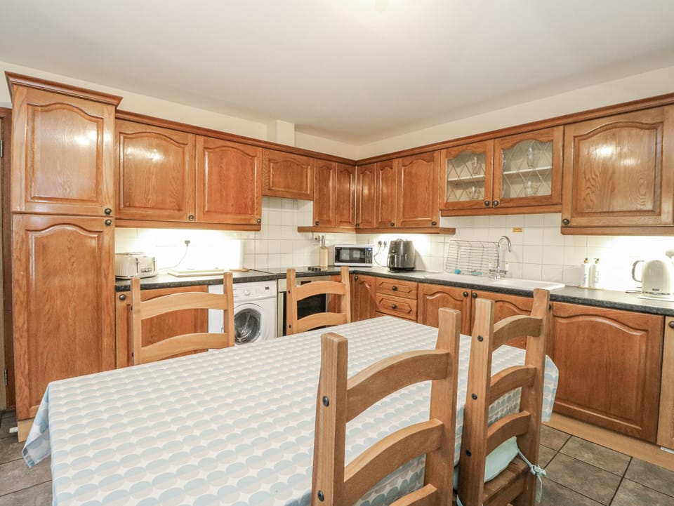 Cottage | Private kitchen | Fridge, microwave, stovetop, highchair