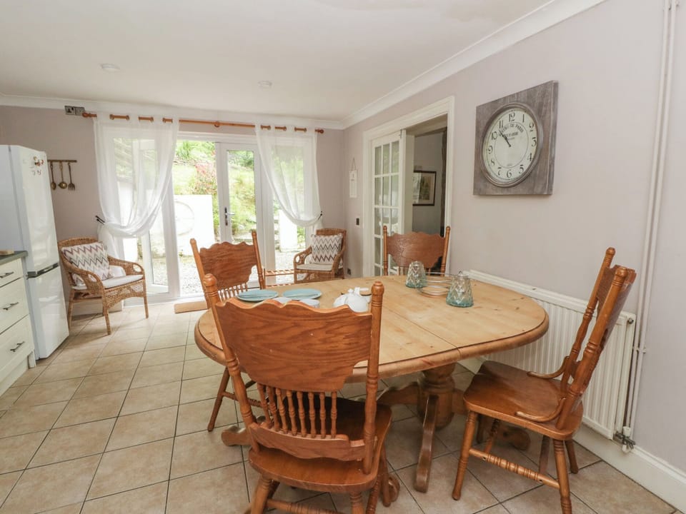 Cottage | Dining