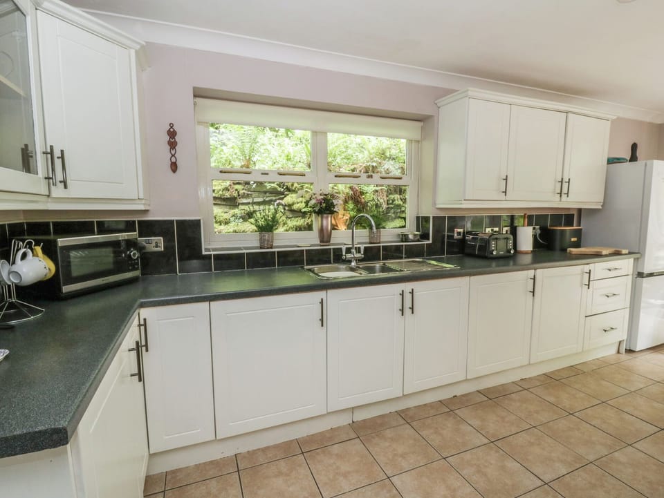 Cottage | Private kitchen | Dishwasher, cookware/dishes/utensils