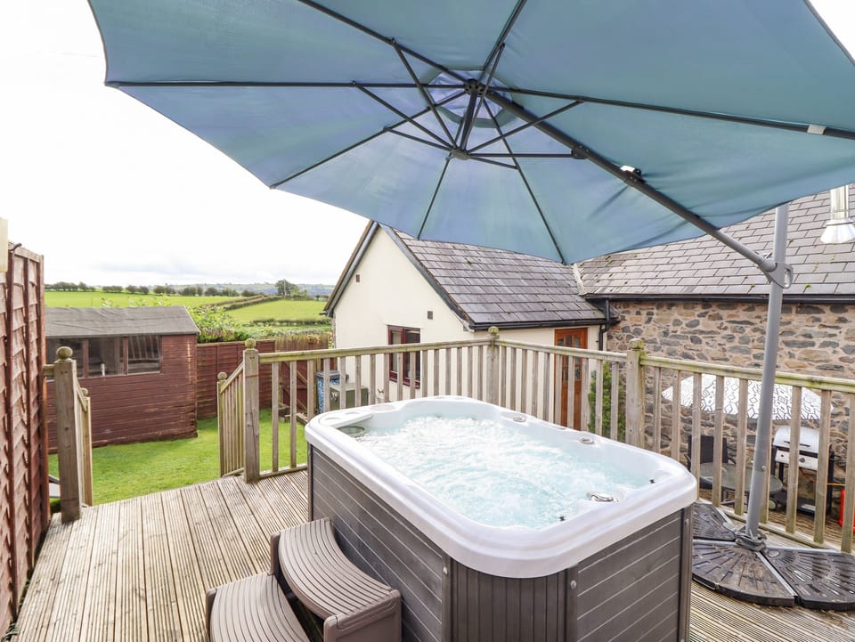 Cottage | Outdoor spa tub