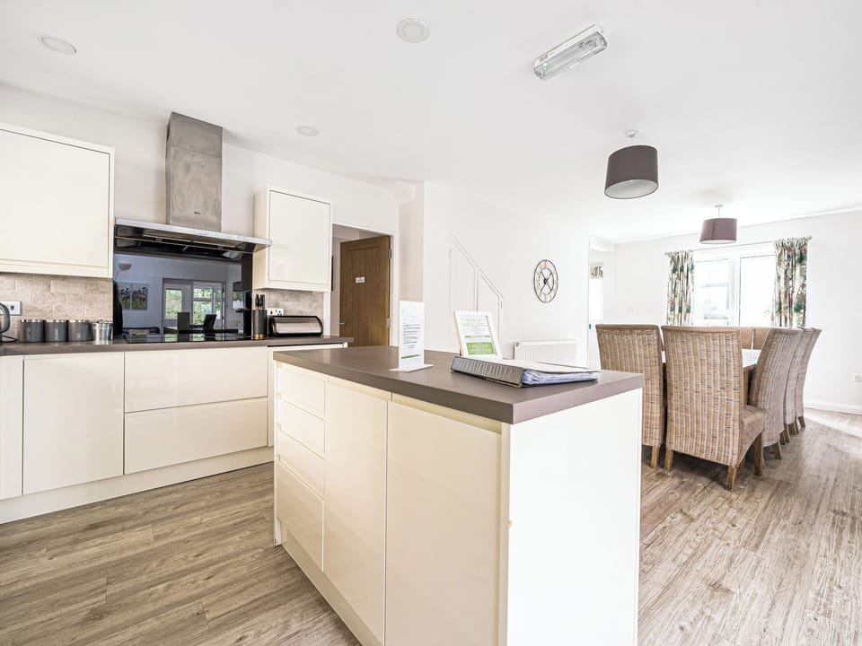 Cottage | Private kitchen | Microwave, stovetop, dishwasher, highchair