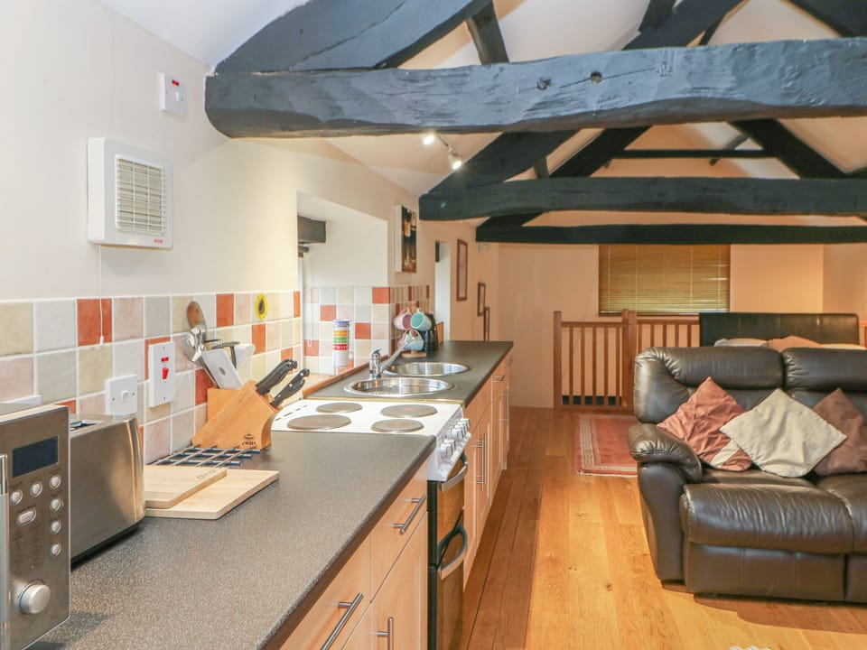 Cottage | Private kitchen | Fridge, microwave, stovetop, toaster