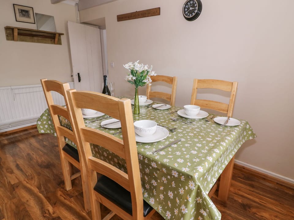 Cottage | Private kitchen | Microwave, stovetop, dishwasher, cookware/dishes/utensils