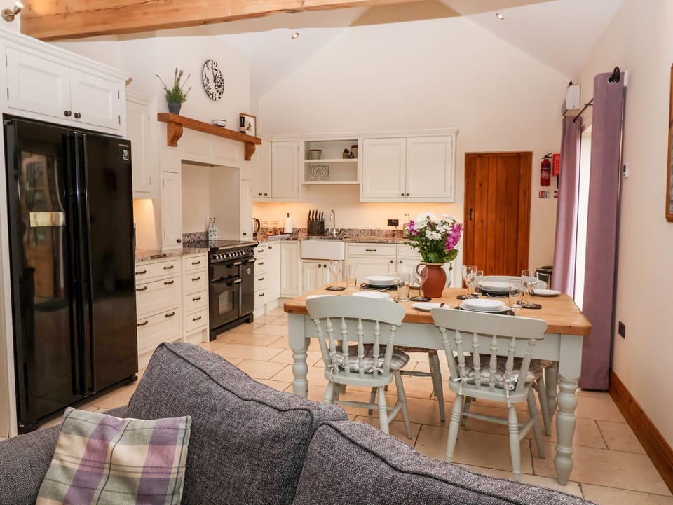 Cottage | Private kitchen | Dishwasher, electric kettle, toaster, highchair