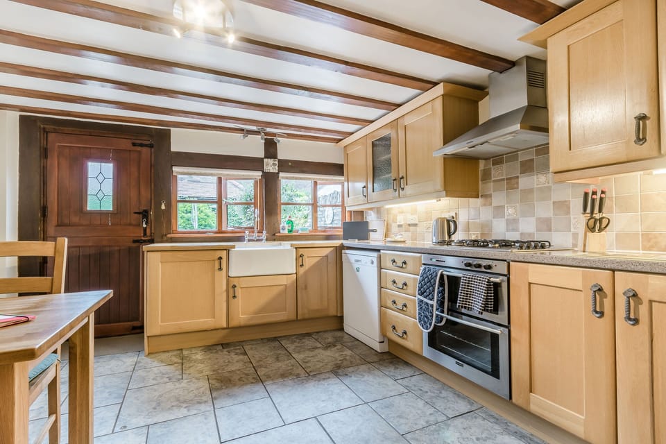 Cottage | Private kitchen | Fridge, microwave, stovetop, dishwasher