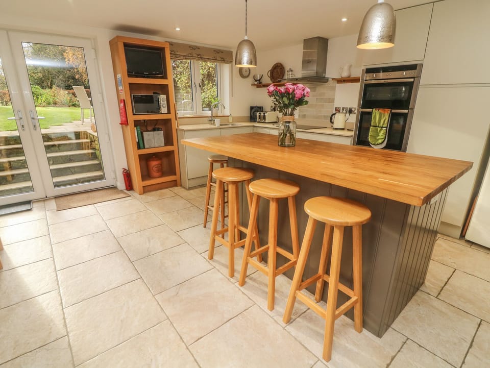 Cottage | Private kitchen | Microwave, stovetop, dishwasher, electric kettle
