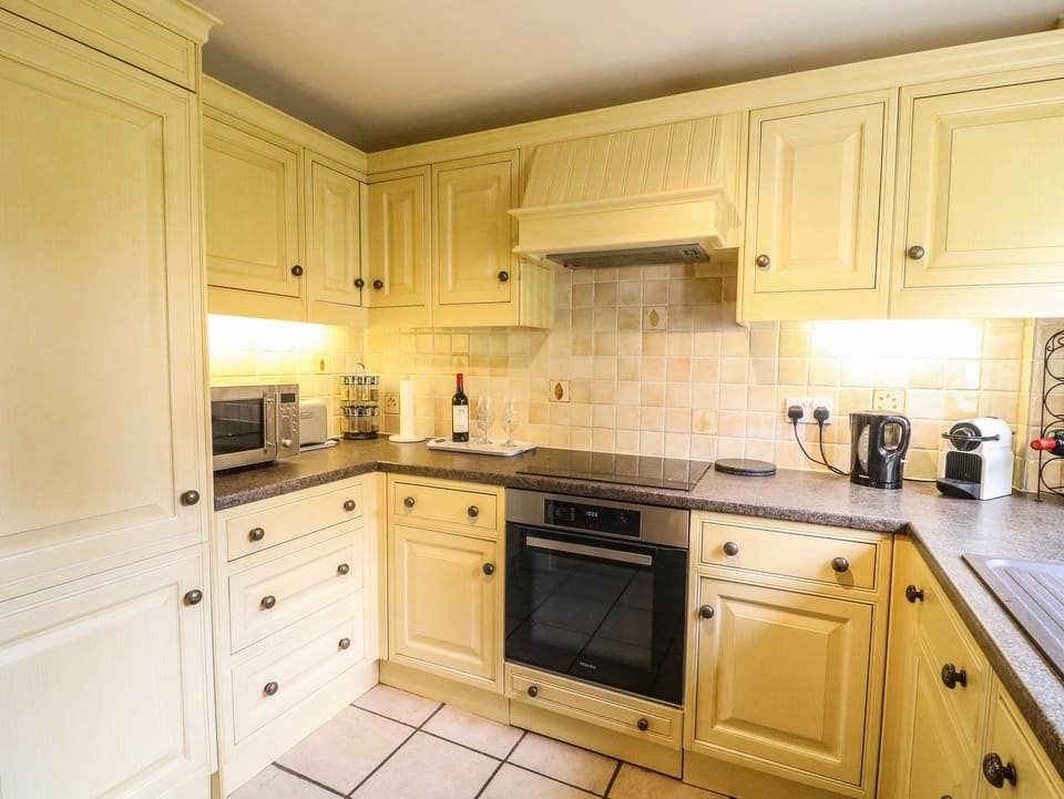 Cottage | Private kitchen | Microwave, stovetop, dishwasher, cookware/dishes/utensils