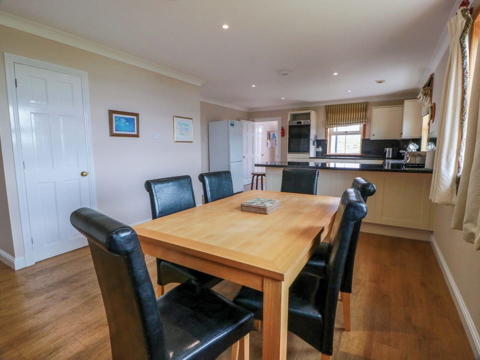 Cottage | Dining