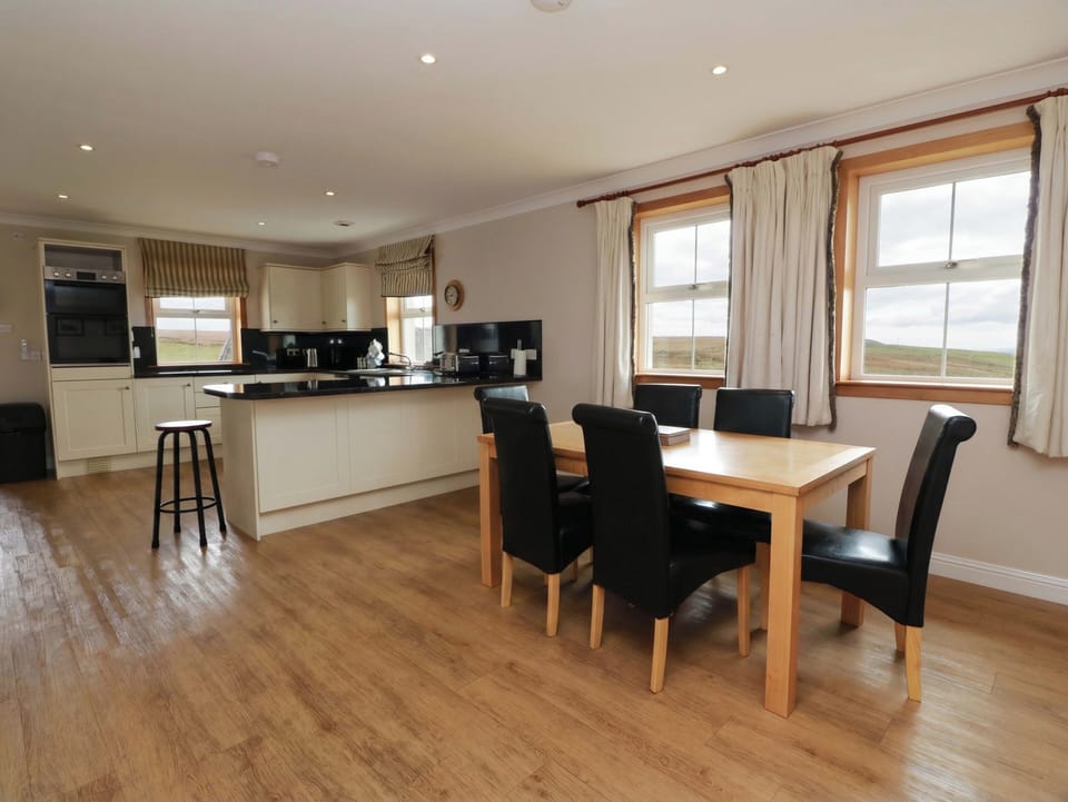 Cottage | Dining