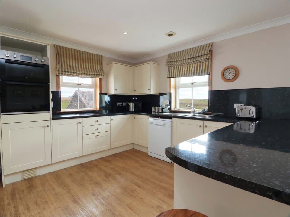 Cottage | Private kitchen | Fridge, microwave, stovetop, dishwasher