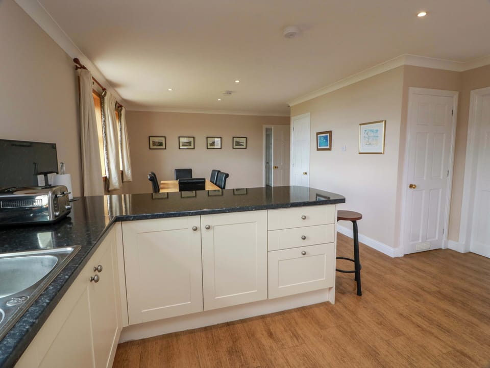 Cottage | Private kitchen | Fridge, microwave, stovetop, dishwasher