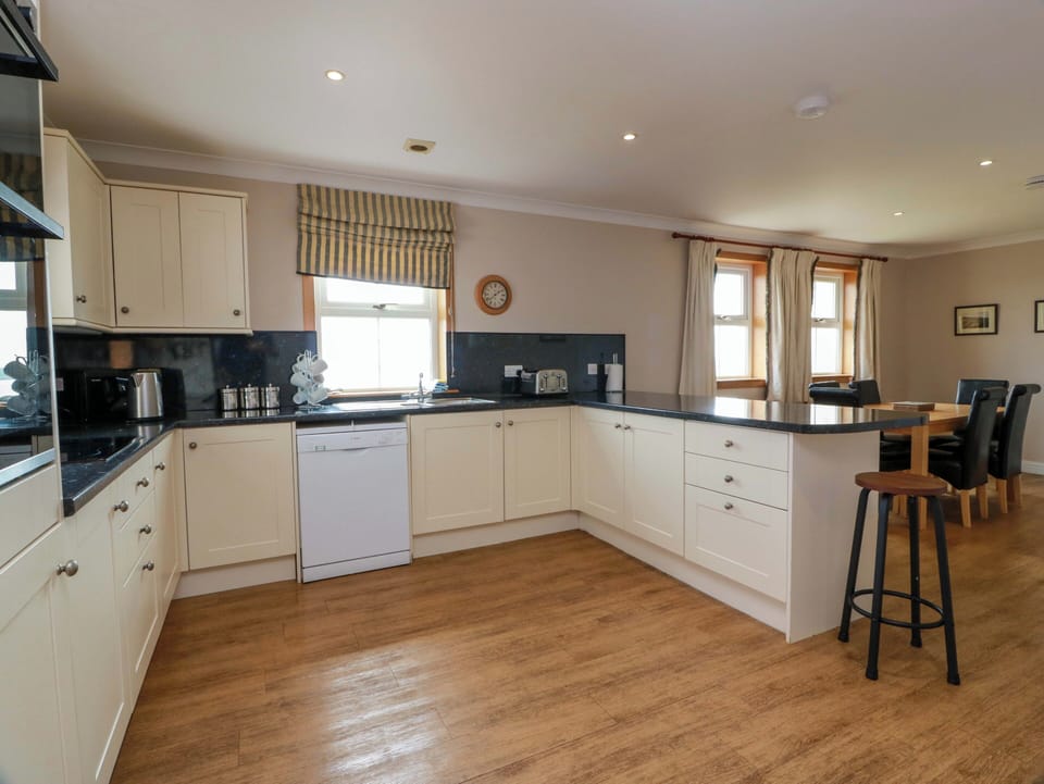 Cottage | Private kitchen | Fridge, microwave, stovetop, dishwasher