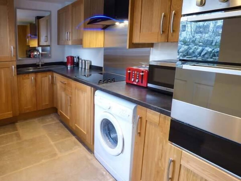 Cottage | Private kitchen | Fridge, microwave, stovetop, electric kettle