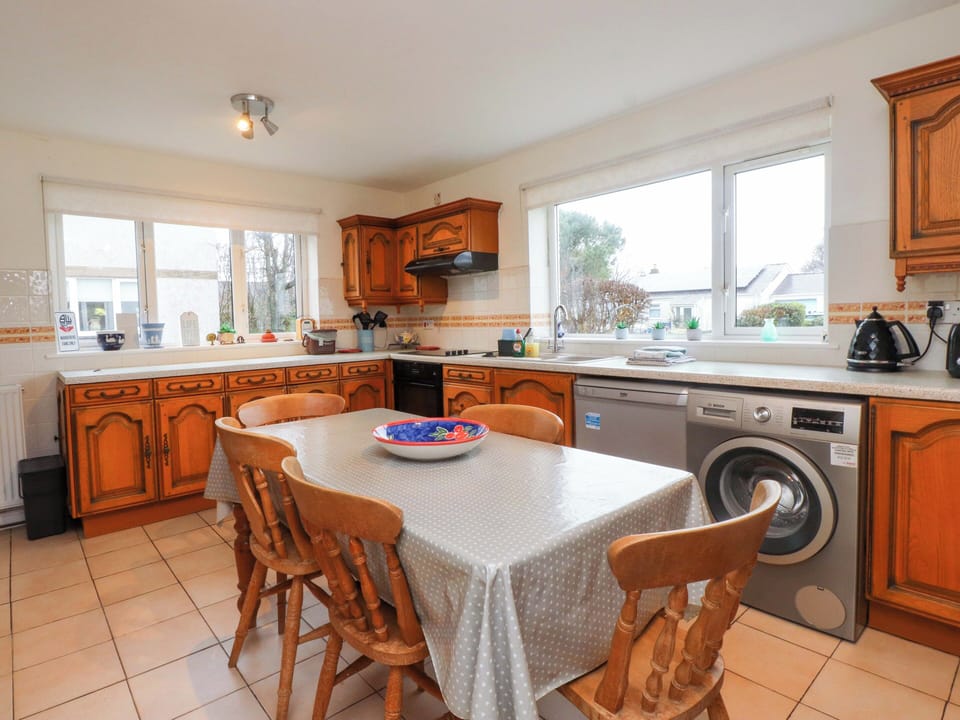 Cottage | Private kitchen | Microwave, stovetop, dishwasher, electric kettle