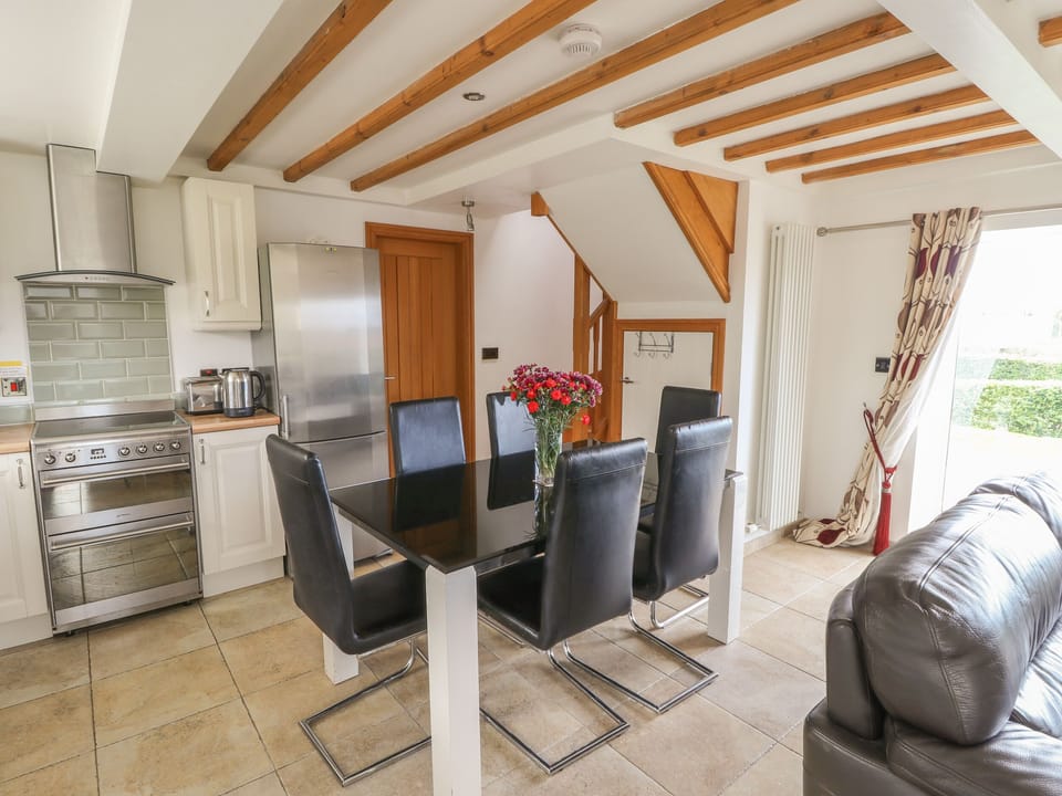 Cottage | Private kitchen | Microwave, stovetop, dishwasher, electric kettle