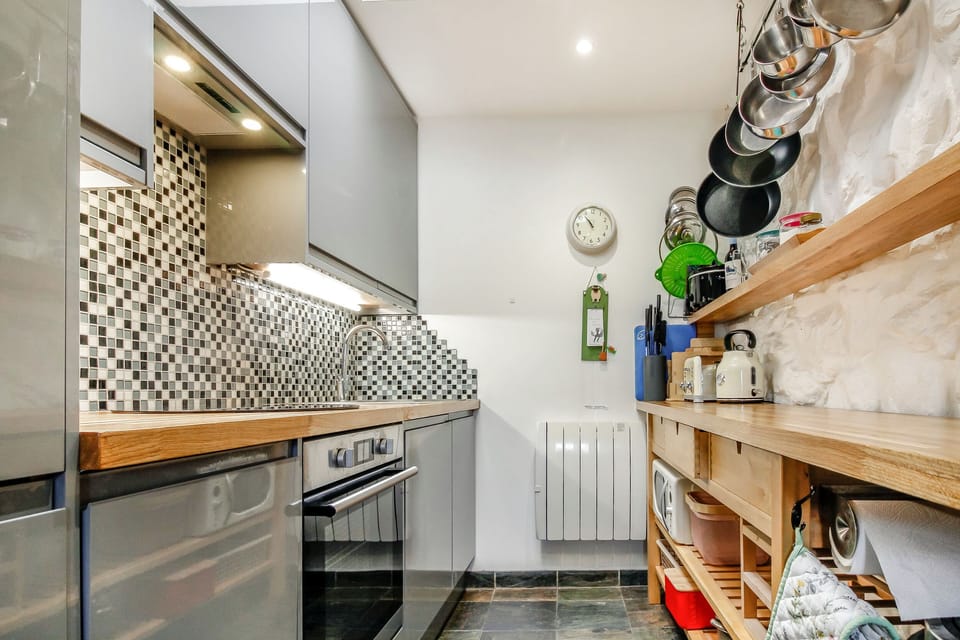 Cottage | Private kitchen | Microwave, stovetop, dishwasher, electric kettle