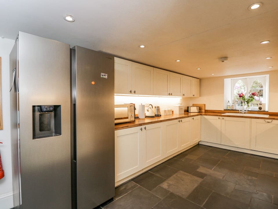 Cottage | Private kitchen | Fridge, microwave, stovetop, dishwasher