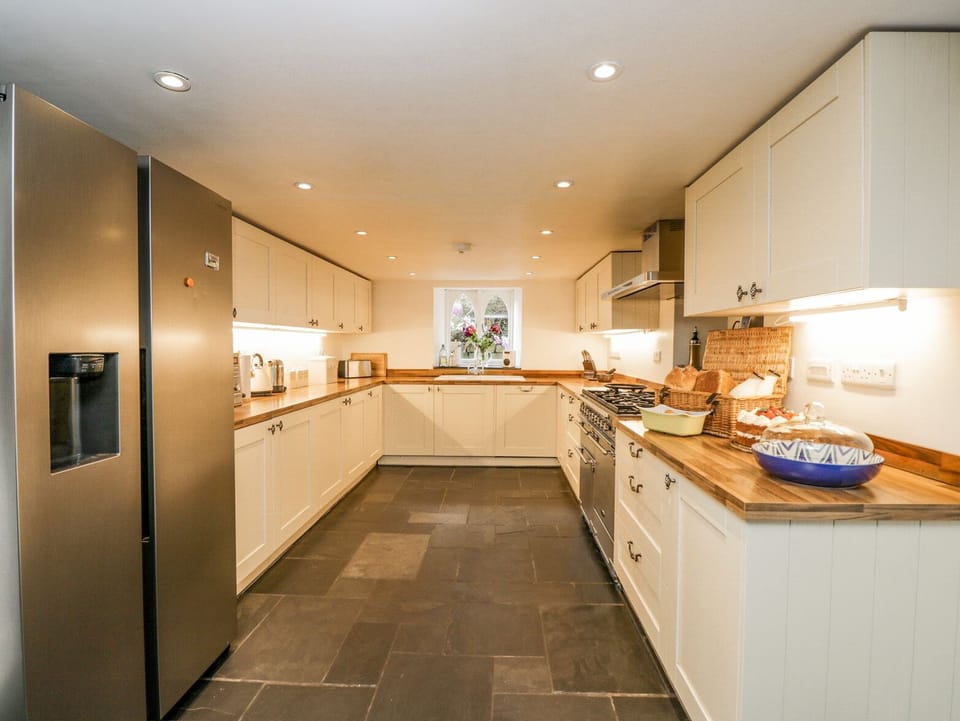 Cottage | Private kitchen | Fridge, microwave, stovetop, dishwasher