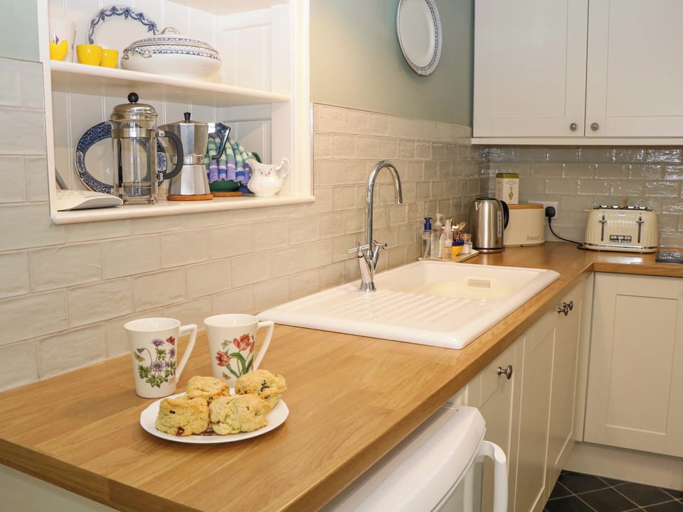 Cottage | Private kitchen | Fridge, microwave, stovetop, dishwasher