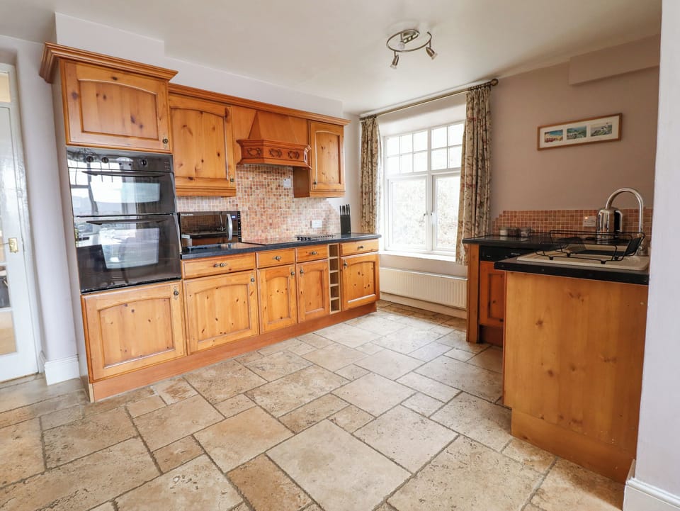 Cottage | Private kitchen | Fridge, microwave, dishwasher, electric kettle