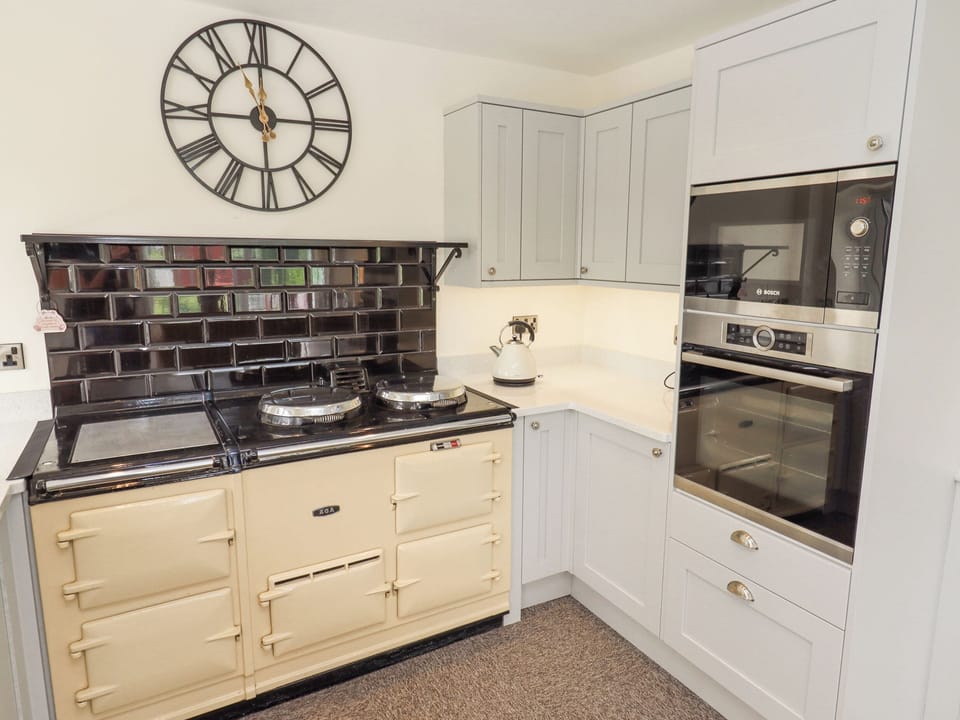 Cottage | Private kitchen | Stovetop, dishwasher, electric kettle, toaster