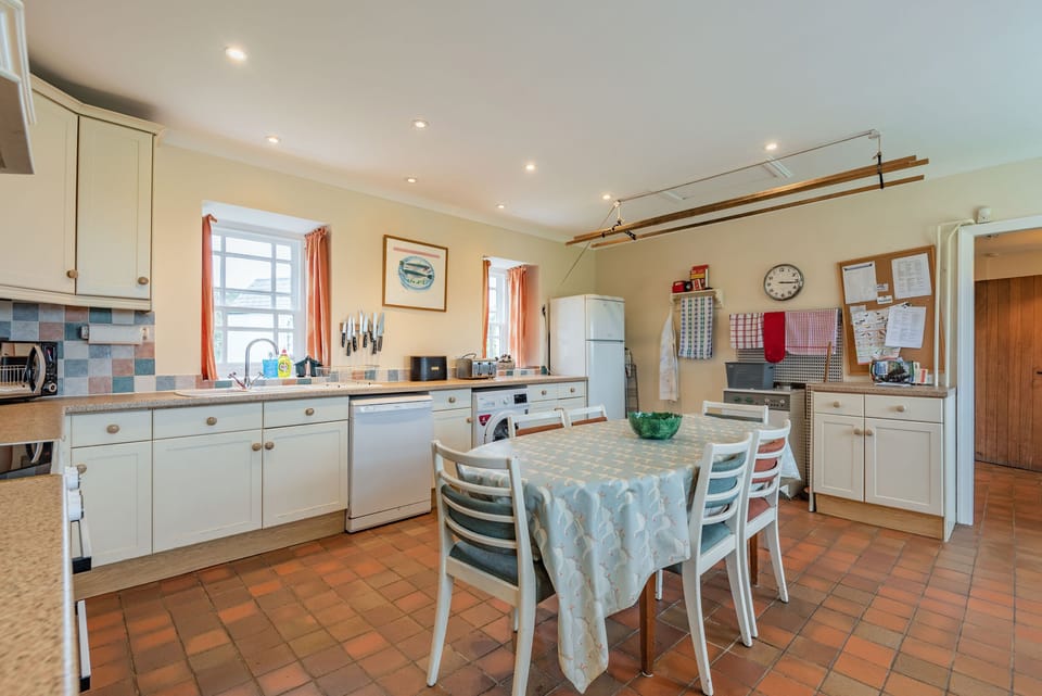 Cottage | Private kitchen | Fridge, microwave, dishwasher, highchair
