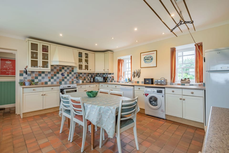 Cottage | Private kitchen | Fridge, microwave, dishwasher, highchair