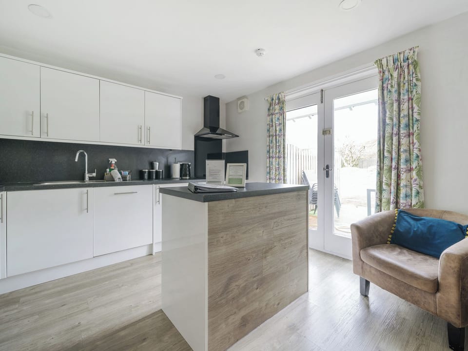 Cottage | Private kitchen | Dishwasher, highchair, cookware/dishes/utensils