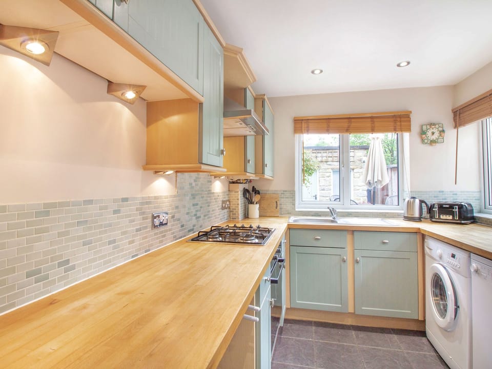 Cottage | Private kitchen | Dishwasher, highchair, cookware/dishes/utensils