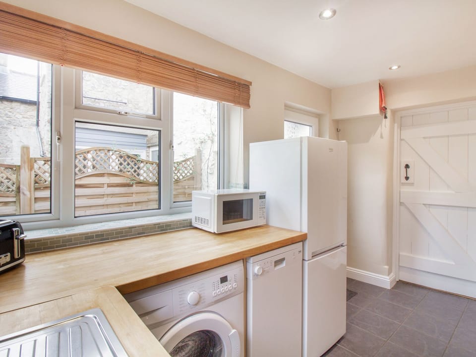 Cottage | Private kitchen | Dishwasher, highchair, cookware/dishes/utensils