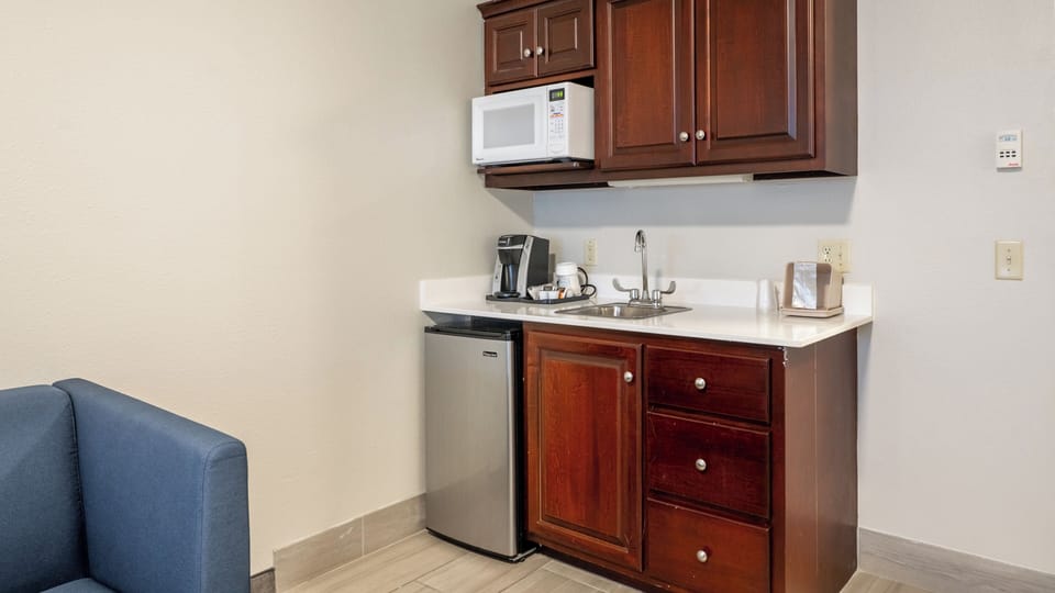 Pillowtop beds, in-room safe, desk, laptop workspace